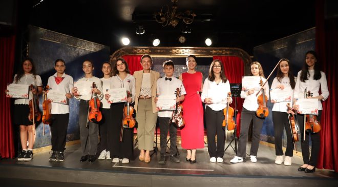 İzmit Belediyesi Sanat Akademisi’nde mezuniyet sevinci