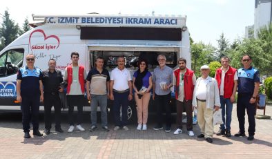 İzmit Belediyesinden Tepebaşı Camii’nde Cuma ikramı