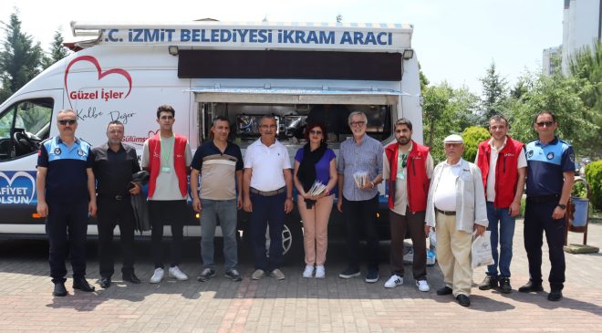 İzmit Belediyesinden Tepebaşı Camii’nde Cuma ikramı