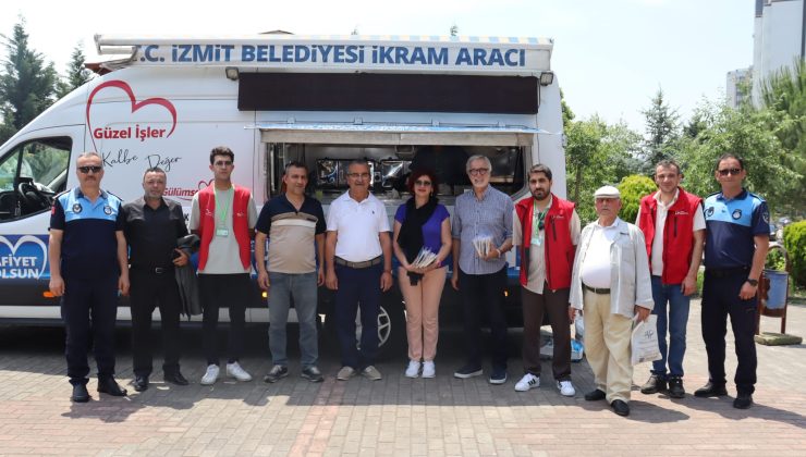 İzmit Belediyesinden Tepebaşı Camii’nde Cuma ikramı