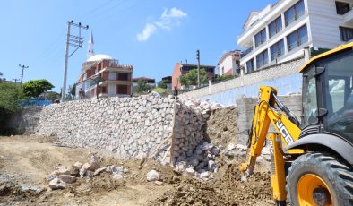 İzmit Belediyesinden Tüysüzler Mahallesi’nde taş duvar yenileme çalışması