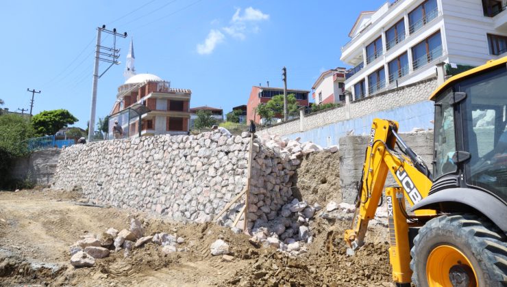 İzmit Belediyesinden Tüysüzler Mahallesi’nde taş duvar yenileme çalışması