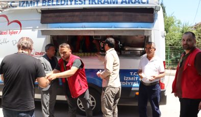İzmit Belediyesinden cami cemaatine tatlı ikramı