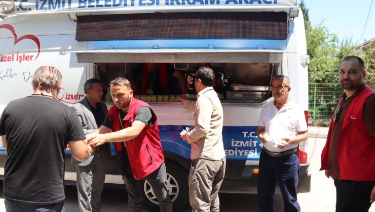 İzmit Belediyesinden cami cemaatine tatlı ikramı