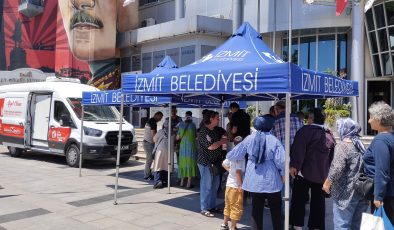 İzmit Belediyesinden vatandaşlara aşure ikramı