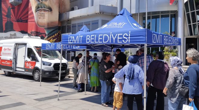 İzmit Belediyesinden vatandaşlara aşure ikramı