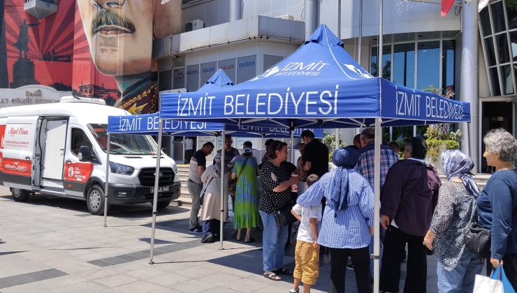 İzmit Belediyesinden vatandaşlara aşure ikramı