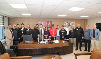 İzmit Belediyesporlu güreşçilerden çifte başarı