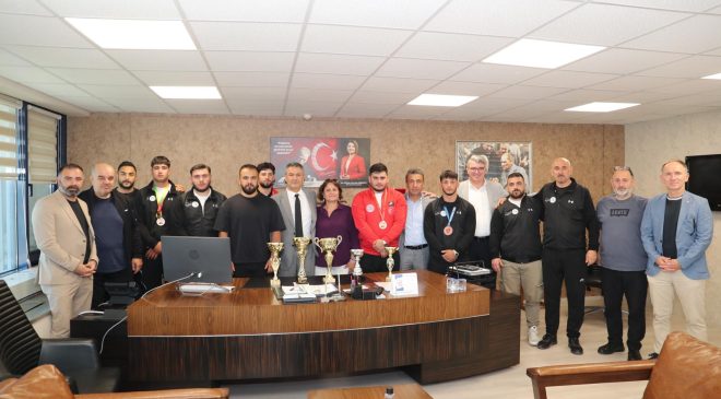 İzmit Belediyesporlu güreşçilerden çifte başarı
