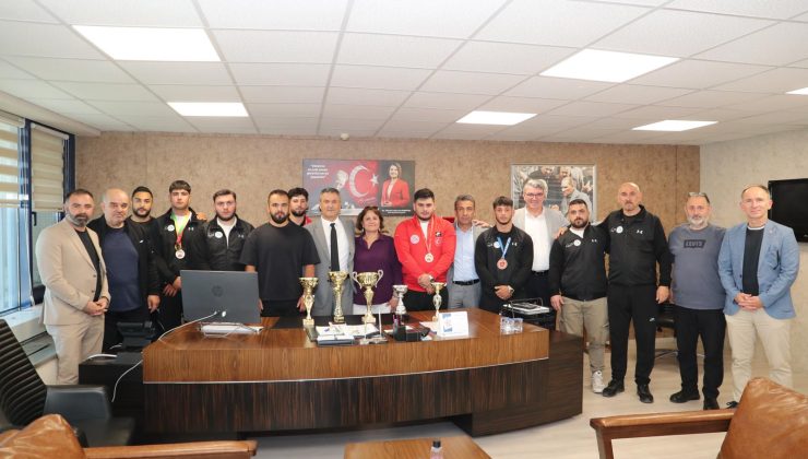 İzmit Belediyesporlu güreşçilerden çifte başarı