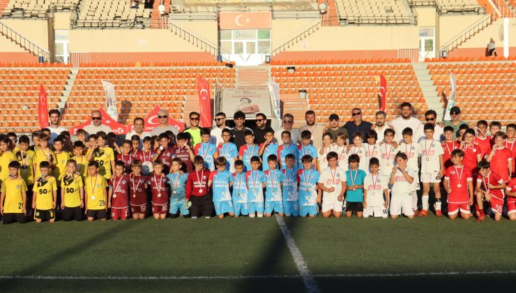 İzmit’in kurtuluş coşkusu futbol şenliğiyle taçlandı