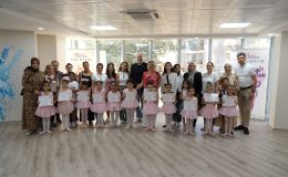 Minik balerinler belgelerini gururla aldı