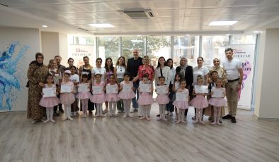 Minik balerinler belgelerini gururla aldı