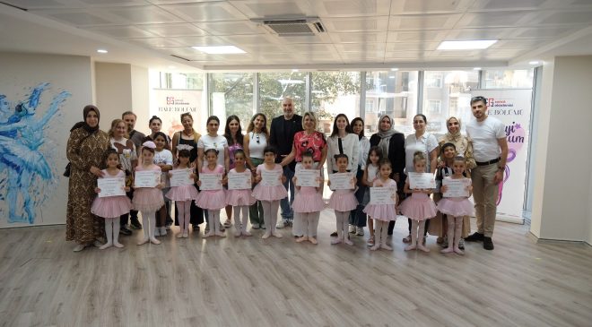Minik balerinler belgelerini gururla aldı