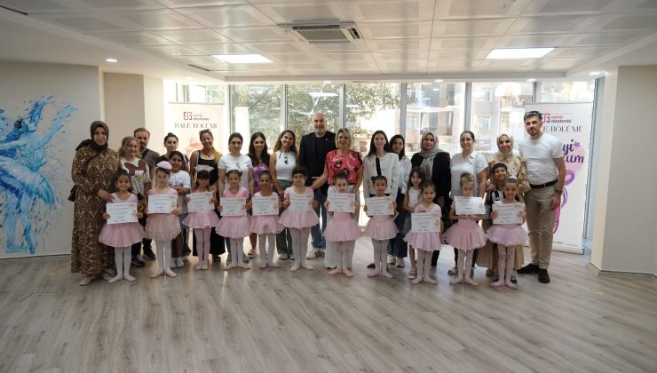 Minik balerinler belgelerini gururla aldı