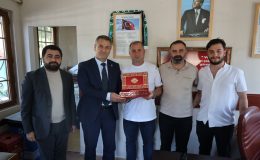 İzmit Belediyesi, muhtarlara yönelik   doğum günü ziyaretlerine devam ediyor