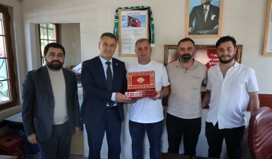 İzmit Belediyesi, muhtarlara yönelik   doğum günü ziyaretlerine devam ediyor