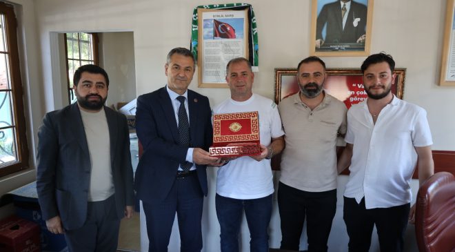 İzmit Belediyesi, muhtarlara yönelik   doğum günü ziyaretlerine devam ediyor