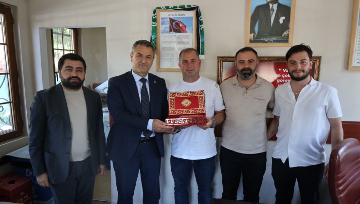 İzmit Belediyesi, muhtarlara yönelik   doğum günü ziyaretlerine devam ediyor