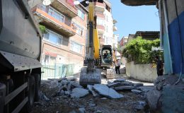 İzmit Belediyesi Kanlıbağ Sokak’ta beton yolu yeniliyor