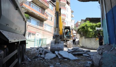 İzmit Belediyesi Kanlıbağ Sokak’ta beton yolu yeniliyor