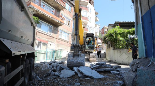 İzmit Belediyesi Kanlıbağ Sokak’ta beton yolu yeniliyor