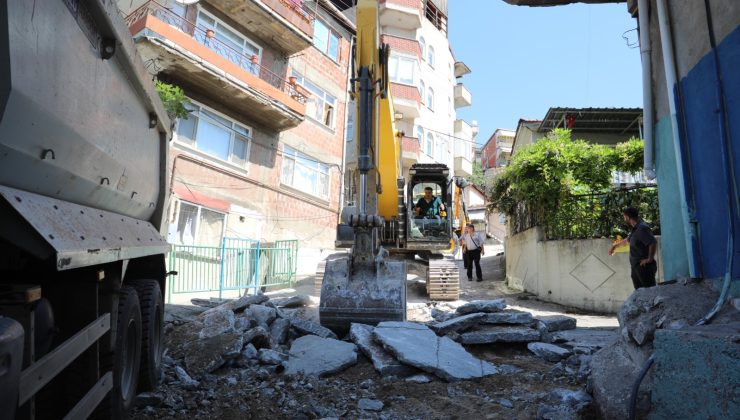 İzmit Belediyesi Kanlıbağ Sokak’ta beton yolu yeniliyor