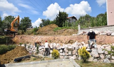 İzmit Belediyesinden Kabaoğlu’nda taş duvar çalışması
