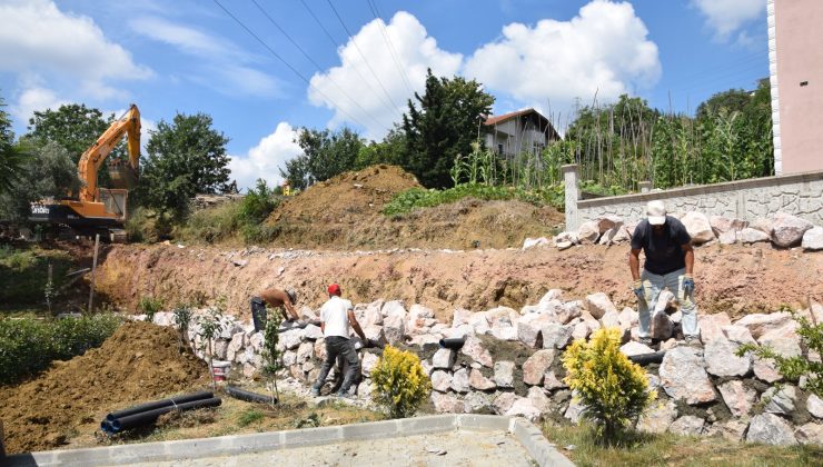 İzmit Belediyesinden Kabaoğlu’nda taş duvar çalışması