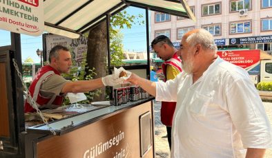 İzmit Belediyesinden vatandaşlara sıcak yaz günlerinde serinleten ikramı