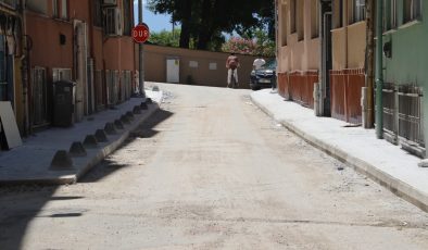 İzmit Belediyesinden Turgut ve Kozluk’ta kaldırım yenileme çalışması