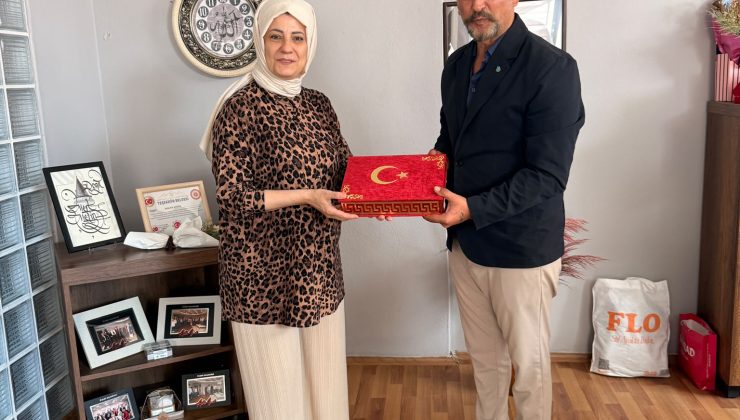 İzmit Belediyesinden muhtarlara doğum günü ziyareti