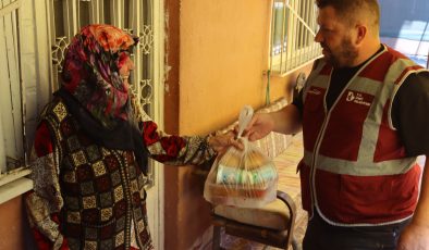 İzmit Belediyesi, sıcak yemek desteğiyle dayanışmayı büyütmeye devam ediyor