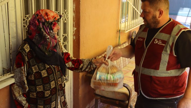 İzmit Belediyesi, sıcak yemek desteğiyle dayanışmayı büyütmeye devam ediyor
