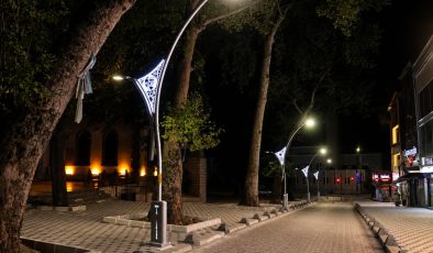 İzmit Belediyesinden Cevdet Hoca Caddesine modern kaldırım ve aydınlatma