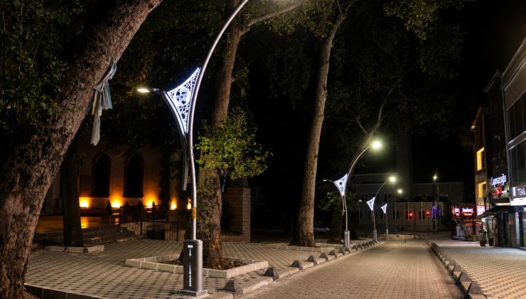 İzmit Belediyesinden Cevdet Hoca Caddesine modern kaldırım ve aydınlatma