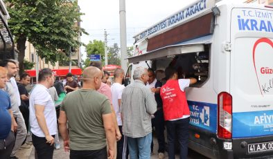İzmit Belediyesinden Cuma sonrası vatandaşlara tatlı ikram