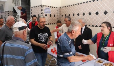 İzmit Belediyesinden Selvili Camii’nde cuma çıkışı ikram