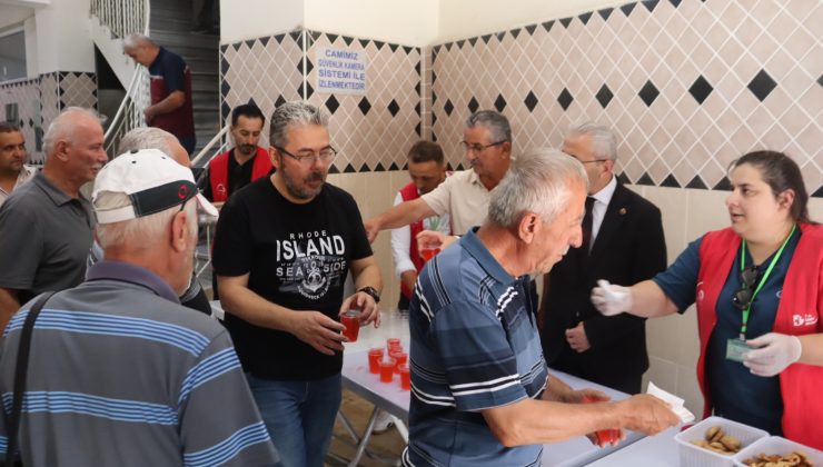 İzmit Belediyesinden Selvili Camii’nde cuma çıkışı ikram