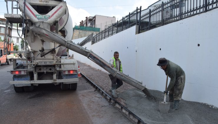 İzmit Belediyesinden Tüysüzler’e beton kaldırım